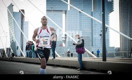 Rotterdam, The Netherlands. 04th Apr, 2015. Participants run on the Erasmus bridge during the Rotterdam Marathon. Credit:  Romy Arroyo Fernandez/Alamy Stock Photo