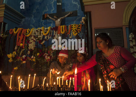 Kolkata, Indian state West Bengal. 24th Dec, 2015. Indian Christian devotees light candles at St. Teresa Church on Christmas Eve in Kolkata, capital of eastern Indian state West Bengal, Dec. 24, 2015. In despite of the fact that in India Christians are a minority, but Christmas is celebrated with much fanfare and zeal throughout the country. Credit:  Tumpa Mondal/Xinhua/Alamy Live News Stock Photo