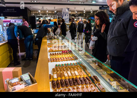 Paris, France, People Shopping in French Department Store, 'Lafayette Gourmet' Shop, Chocolatier, Pastries, Eclair Cakes on Display, Patisserie, shopper choosing goods, boulangerie interior france Stock Photo