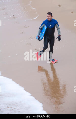 Bournemouth, Dorset, UK, 25th Dec, 2015.  White Christmas Dip on Christmas day. Brave volunteers plunge into the cold sea despite the wet misty breezy weather, for the 8th annual charity Christmas morning swim, dressed in fancy dress costumes and raising money for Macmillan Caring Locally at Christchurch, a Specialist Palliative Care Unit for patients in the local community. Hundreds took part in the event which has become a popular tradition for many before their lunch. © Credit:  Carolyn Jenkins/Alamy Li Stock Photo