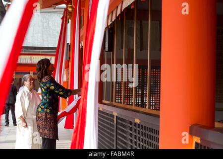 First Lady Michelle Obama rings the bells in the torii during a tour of the Fushimi Inari Shinto Shrine March 20, 2015 in Kyoto, Japan. Stock Photo