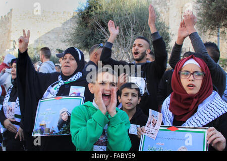 Jerusalem, Jerusalem, Palestinian Territory. 26th Dec, 2015. Palestinians take part in a demonstration demanding Israeli authorities to return the bodies of alleged Palestinian attackers outside Damascus Gate in Jerusalem's old city, on December 26, 2015 © Mahfouz Abu Turk/APA Images/ZUMA Wire/Alamy Live News Stock Photo