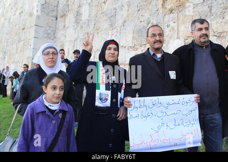 Jerusalem, Jerusalem, Palestinian Territory. 26th Dec, 2015. Palestinians take part in a demonstration demanding Israeli authorities to return the bodies of alleged Palestinian attackers outside Damascus Gate in Jerusalem's old city, on December 26, 2015 © Mahfouz Abu Turk/APA Images/ZUMA Wire/Alamy Live News Stock Photo
