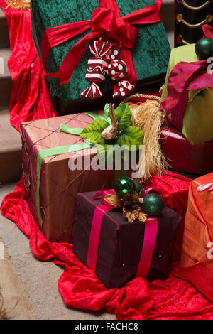 UK, England, Cheshire, Knutsford, Tatton Hall, wrapped present Christmas decorations on Family Entrance steps Stock Photo