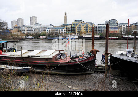 Houseboats sitting on the mud banks of River Thames at Kew in West London UK Stock Photo