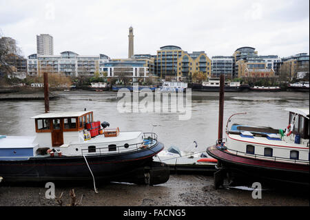 Houseboats sitting on the mud banks of River Thames at Kew in West London UK Stock Photo