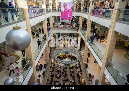 Crowds of last minute shoppers pack the Queens Center Mall in the borough of Queens in New York on the so-called Super Saturday, December 219 2015. Super Saturday is the Saturday prior to Christmas.  (© Richard B. Levine) Stock Photo