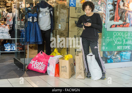 Crowds of last minute shoppers pack the Queens Center Mall in the borough of Queens in New York on the so-called Super Saturday, December 219 2015. Super Saturday is the Saturday prior to Christmas.  (© Richard B. Levine) Stock Photo