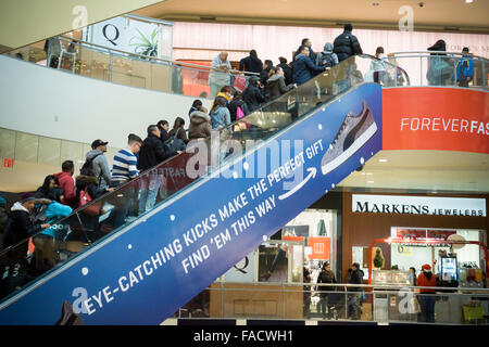 Crowds of last minute shoppers pack the Queens Center Mall in the borough of Queens in New York on the so-called Super Saturday, December 219 2015. Super Saturday is the Saturday prior to Christmas.  (© Richard B. Levine) Stock Photo