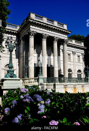 Newport, Rhode Island:  1892 Marble House, designed by noted architect Richard Morris Hunt, as a Vanderbilt summer home Stock Photo