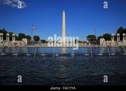 The Washington Monument from the World War II Memorial in Washington DC, USA Stock Photo