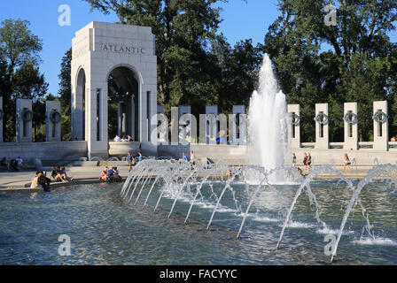 The World War II Memorial, built to honour US veteran soldiers and civilians who died, in Washington DC, USA