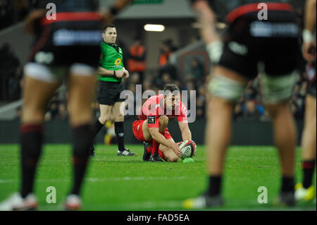 Toulouse, France. 27th Dec, 2015. Top 14 rugby Union. Toulouse versus Toulon. Thomas Taylor (rct) about to covert the kick Credit:  Action Plus Sports/Alamy Live News Stock Photo