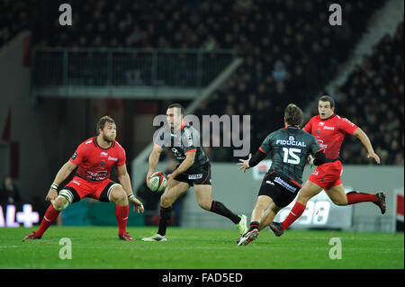 Toulouse, France. 27th Dec, 2015. Top 14 rugby Union. Toulouse versus Toulon. Toulon collects the backards offload pass Credit:  Action Plus Sports/Alamy Live News Stock Photo