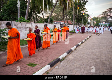 Pilgrims in the Ruwanwelisaya Dagoba, Sacred City of Anuradhapura, UNESCO World Heritage Site, North Central Province, Sri Lanka Stock Photo