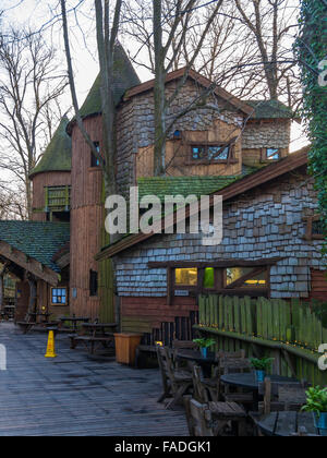 The Treehouse in Alnwick Castle Garden built high in a copse of mature lime trees houses restaurants and other facilities Stock Photo