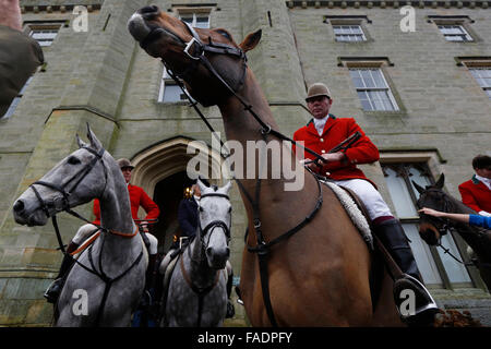 Members of the Old Surrey Burstow and West Kent Hunt gather at Chiddingstone Castle for the annual Boxing Day hunt in Chiddingst Stock Photo