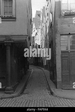 Blick vom Buttermarkt in die Lintgasse in der Altstadt von Köln, Deutschland 1920er Jahre. View from Buttermarkt to Lintgasse lane at the old city of Cologne, Germany 1920s. Stock Photo