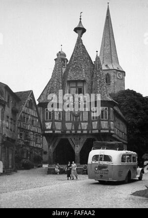 Rathaus und Kirche in Michelstadt im Odenwald mit Reisebus davor, Deutschland 1930er Jahre. Coach in front of the town hall and church at Michelstadt at the Odenwald region, Germany 1930s. Stock Photo