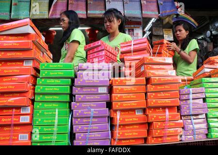 Manila, Philippines. 29th Dec, 2015. A tikoy (rice cake) vendor arranges their product in the street of Sta. Crus, Manila, Rice cake is one of the list for Filipino for the celebration of new that influences by the Chinese culture in the Philippines. © Gregorio B. Dantes Jr./Pacific Press/Alamy Live News Stock Photo