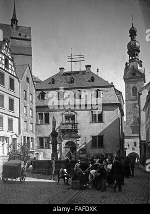 Markt in Cochem an der Mosel, im Hintergrund der Kirchturm von St. Martin, Deutschland 1930er Jahre. Market square at Cochem on river Moselle, in the background St. Martin's church's belfry, Germany 1930s. Stock Photo