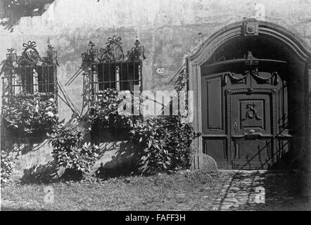 Ferienfahrt durch fränkische Städte in den 1920er Jahren, hier: Eingangstür in Dinkelsbühl Stock Photo