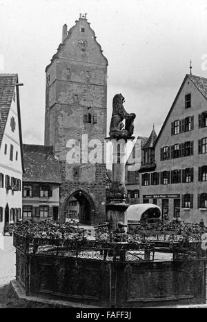 Ferienfahrt durch fränkische Städte in den 1920er Jahren, hier: Löwenbrunnen in Dinkelsbühl Stock Photo