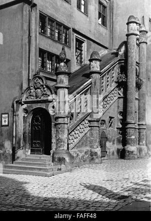 Ferienfahrt durch fränkische Städte in den 1920er Jahren, hier: Rathaustreppe in Nördlingen Stock Photo