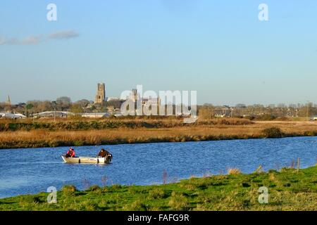 Ely, Cambridgeshire, UK. 29 Dec 2015. Sunshine and a clear blue sky on ...