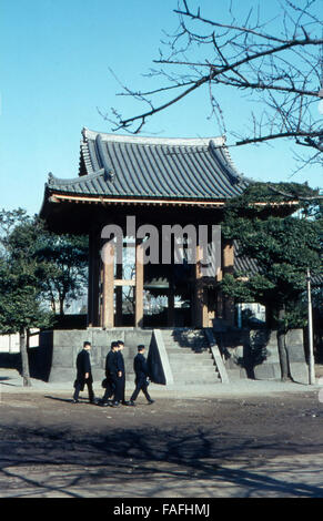 Ein kleiner Tempel am Shiba Park in Shibuya in Tokio, Japan 1960er Jahre. Small temple near Shiba park at Shibuya in Tokyo, Japan 1960s. Stock Photo