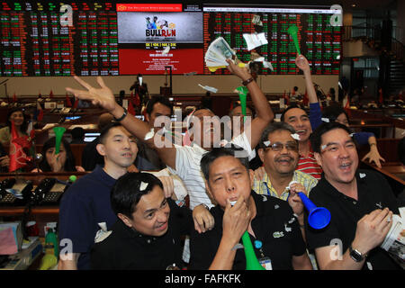 Makati City, Philippines. 29th Dec, 2015. Traders cheer during the last trading day of 2015 at the Philippine Stock Exchange(PSE) in the financial district of Makati, south of Manila, Philippines, Dec. 29, 2015. Credit:  Rouelle Umali/Xinhua/Alamy Live News Stock Photo