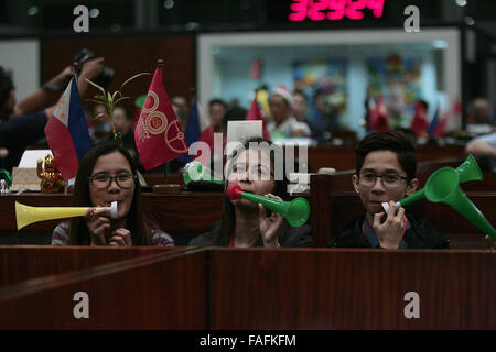 Makati City, Philippines. 29th Dec, 2015. Traders blow toy horns during the last trading day of 2015 at the Philippine Stock Exchange(PSE) in the financial district of Makati, south of Manila, Philippines, Dec. 29, 2015. Credit:  Rouelle Umali/Xinhua/Alamy Live News Stock Photo