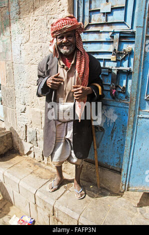 A yemeni old man smiles in the jewish quarter of the Old City of Sana'a, turban, Yemen, daily life Stock Photo