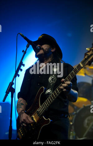 File. 29th Dec, 2015. IAN 'LEMMY' KILMISTER, founding member and singer in the British heavy metal band 'Motorhead', has died at the age of 70, after a short battle with an extremely aggressive cancer. Pictured: Feb. 23, 2012 - San Jose, California, U.S. - Singer bassist Lemmy Kilmister of Motorhead performs live at the San Jose Events Center during the Gigantour 2012. © Jerome Brunet/ZUMAPRESS.com/Alamy Live News Stock Photo