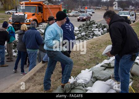 Missouri, USA. 29th Dec, 2015. Volunteers make an assembly line to pack sandbags on top of a river in St. Louis, Missouri, the United States, on Dec. 29, 2015. In Missouri state, Governor Jay Nixon has declared a state of emergency because of widespread flooding. Credit:  Daniel Shular/Xinhua/Alamy Live News Stock Photo