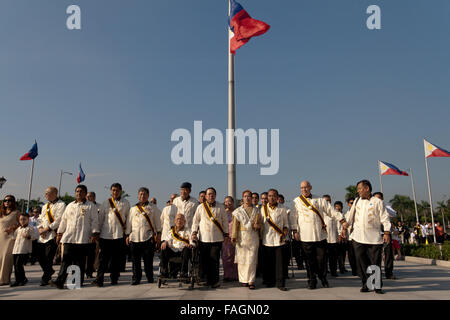 Manila, Philippines. 30th Dec, 2015. Relatives of Dr. jose Rizal walk towards his monument in rizal Park in Manila. Hundreds of Filipinos commemorated Dr. Jose Rizal's 119th death aniversary at the Rizal Park in Manila. Credit:  J Gerard Seguia/ZUMA Wire/Alamy Live News Stock Photo