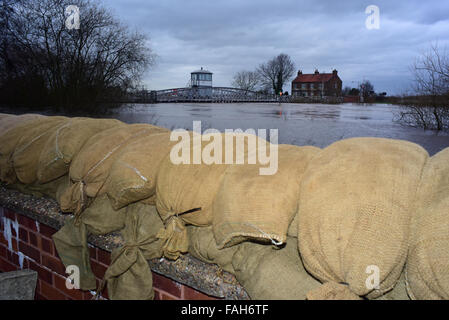 Cawood Bridge, Yorkshire, UK. 30th Dec, 2015. flood defences at flooded cawoood bridge yorkshire after the river ouse burst its banks Credit:  paul ridsdale/Alamy Live News Stock Photo