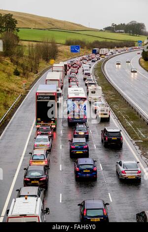 Abington, South Lanarkshire, Scotland, UK.  30th December 2015.  Traffic chaos on the M74 motorway at Abington in South Lanarkshire.  The motorway was closed just north of here at junction 13 due to severe flooding. Credit:  Andrew Wilson/Alamy Live News Stock Photo