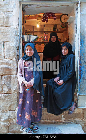 A yemeni woman and two girls in the village of Thula, fortified city northwest of Sana'a, village, Yemen, daily life Stock Photo