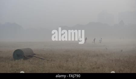 Kolkata, Indian state of West Bengal. 30th Dec, 2015. Indian children play in the midst of dense fog in Kolkata, capital of the Indian state of West Bengal, Dec. 30, 2015. Dense fog frequents northern India in winter, causing traffic delays and disrupting air and rail schedules. Credit:  Tumpa Mondal/Xinhua/Alamy Live News Stock Photo