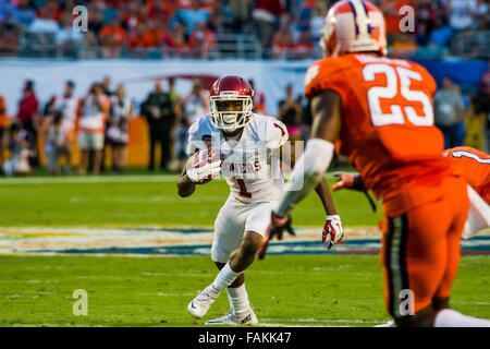 Miami Gardens, USA. 31st Dec, 2015. Oklahoma Sooners wide receiver Jarvis Baxter (1) during the 2015 Capital One Orange Bowl between Oklahoma. and Clemson on Thursday, December 31, 2015 at Sun Life Stadium in Miami Gardens, Florida  Credit:  David Grooms/Cal Sport Media/Alamy Live News Stock Photo