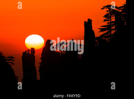 Huangshan, China's Anhui Province. 1st Jan, 2016. The first sunrise of 2016 appears as the New Year's Day dawns in Huangshan, east China's Anhui Province, Jan. 1, 2016. Credit:  Shui Congze/Xinhua/Alamy Live News Stock Photo