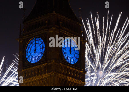 London, UK. 1st January 2016. Fireworks explode and light up Big Ben in Parliament Square just after midnight on 1st January 2016 in London, England. Credit:  London pix/Alamy Live News