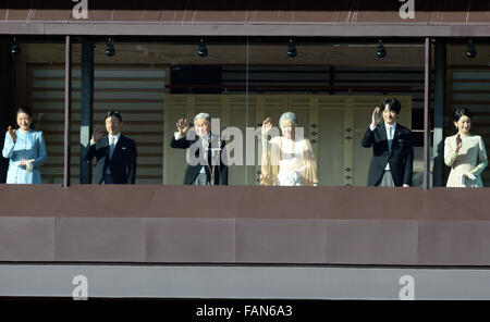 Tokyo, Japan. 2nd Jan, 2016. Japanese Emperor Akihito (3rd L) and Empress Michiko (3rd R) wave to the people greeting the new year, with other members of the royal family, from the balcony of the Imperial Palace in Tokyo, Japan, on Jan. 2, 2016. © Ma Ping/Xinhua/Alamy Live News Stock Photo