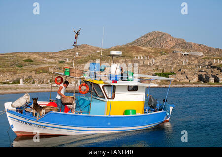 Griechenland, Kykladen, Mykonos, Delos, Fischerboot am Bootsanleger Stock Photo