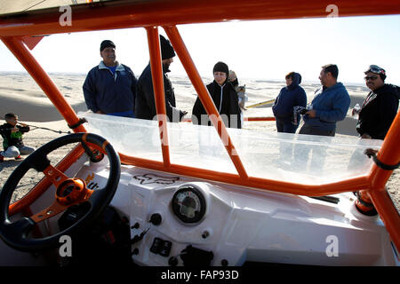 San Diego, USA. 31st Dec, 2015. SAN DIEGO, December 31, 2015 | A group of off-roaders stop to look at the view at the Imperial Sand Dunes in Glamis on Thursday. | -Mandatory Photo Credit: Photo by Hayne Palmour IV/San Diego Union-Tribune, LLC © Hayne Palmour Iv/U-T San Diego/ZUMA Wire/Alamy Live News Stock Photo