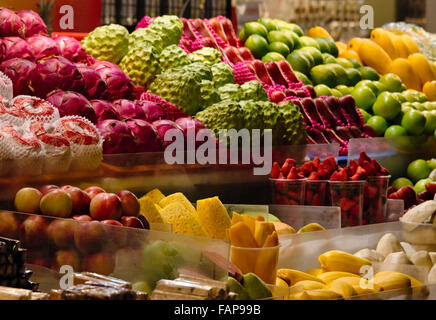 Selling fruit at Shilin Night Market, Taipei, Taiwan Stock Photo