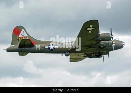 WW11 B17 Flying Fortress bomber s of the USAAF drop their bombs under ...