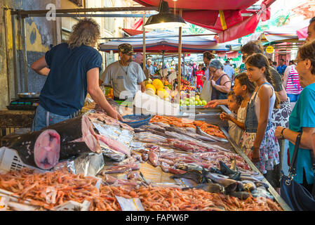 Sicily fish market, view of Sicilian people queuing at a popular stall in the fish market in Ortigia (Ortygia) Syracuse (Siracusa), Sicily. Stock Photo