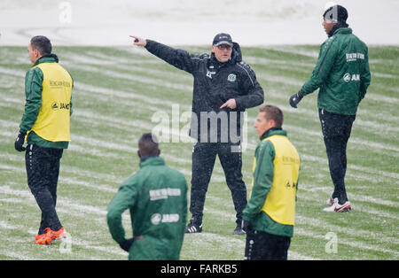 Hanover, Germany. 04th Jan, 2016. New head coach of German Bundesliga soccer club Hannover 96, Thomas Schaaf (C), leads the new year's first training session at HDI Arena in Hanover, Germany, 04 January 2016. Photo: Julian Stratenschulte/dpa/Alamy Live News Stock Photo